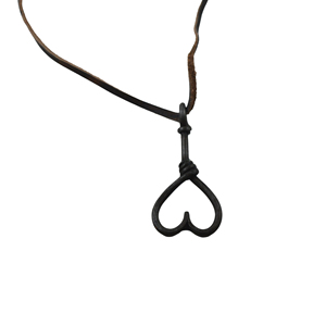 Collier pendentif artisanal haut de gamme en fer noir forgé à la main, design feuille torsadée unique, cordon long rustique vintage, bijoux ethniques - Product Image 3