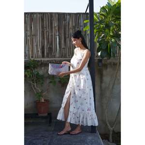 Vestido Casual con Estampado Artesanal de Tesoros Marinos, Corte Evase, Color Carmesí, Talla S, de The Quince Life - Product Image 6