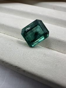 มรกตธรรมชาติทรงเหลี่ยมสีเขียวสำหรับทำเครื่องประดับ - Product Image 1