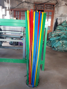 Manches de balai en bois colorés de 45 pouces, légers, style italien à vis, poils durs pour le nettoyage des sols domestiques - Product Image 2