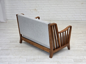 Sofá de Estilo Art Déco de Lujo con Estructura de Madera de Nogal Pulido y Tapicería de Tela Suave Color Marfil - Product Image 2