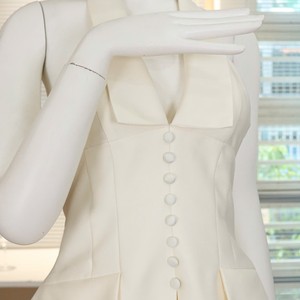 Robe fourreau vintage élégante en satin blanc uni, sans manches, taille naturelle, épaules dénudées, détail nœud, coupe classique - Product Image 3