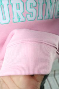 Sudadera IOWA Nursing Baby Pink con cuello alto, 100% algodón, aplique blanco bordado, cuello ancho, hilos finos. - Product Image 6
