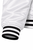 Veste de sport blanche en satin pour homme, col montant côtelé noir, poignets à revers, boutonnage simple