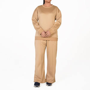 ชุดวอร์มกำมะหยี่แบบ 2 ชิ้นสีแทนสำหรับผู้หญิง ชุดกำมะหยี่เนื้อนุ่ม เสื้อสเวตเชิ้ตดีไซน์เนอร์และกางเกงขายาวทรงหลวม - Product Image 1