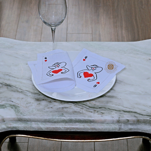 Serviette de cocktail en lin Pop Art brodée avec un motif de carte de jeu de la reine, idéale pour les espaces artistiques et festifs. - Product Image 1