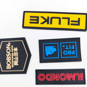 Étiquettes de vêtements en PVC, caoutchouc et silicone 3D personnalisées en relief, patchs Ogo, accessoires de vêtements, prix d'usine, logo personnalisé - Product Image 3