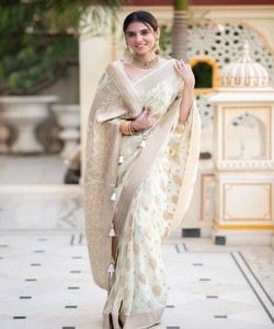 Elegante Sari de Seda Verde Claro con Borde Dorado para Bodas, Estilo India-Pakistán, Largo hasta el Suelo, Sari Regular para Mujer - Product Image 1