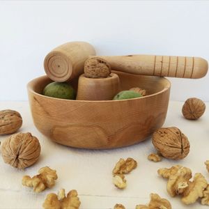 Bol décoratif en bois pour casse-noisettes avec marteau, idéal pour les cuisines domestiques, les collations festives et les tables à manger - Product Image 4