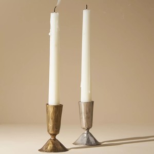 Par de candelabros de oro y plata martillados con bases de pedestal texturizadas de forma redonda para decoración del hogar y bodas. - Product Image 1