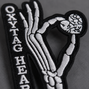 Patch brodé Oxytag Cœur, appliqué thermocollant, forme irrégulière, motif main squelette cœur noir et blanc, prix abordable, personnalisation OEM - Product Image 2