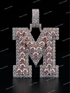 Colgante Letra M Iced Out con Moissanita Plateada y Piedras Rosas, Aspecto de Diamante, Engaste Pavé, Joyería de Declaración Estilo Hip Hop - Product Image 3