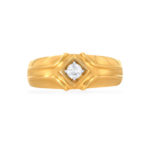 Anillo de Sello de Lujo para Hombre con Diamantes Redondos Brillantes en Oro Amarillo de 18K con Engaste Cuadrado y Acabado Pulido Clásico - Product Image 3
