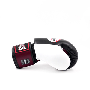 ถุงมือชกมวยคู่แฝด รุ่นพรีเมียม สีแดงและดำ สายรัดปรับได้ โลโก้สั่งทำได้ หนังแท้ สำหรับฝึกซ้อมและแข่งขัน - Product Image 6