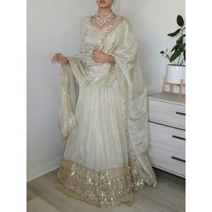 Lehenga Choli de mariage orné de diamants de créateur avec des broderies de sequins - Product Image 2