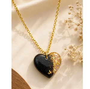 Collier pendentif cœur noir pour soirée, prix de gros, avec résine artistique scintillante dorée et bijoux plaqués or pour filles - Product Image 4