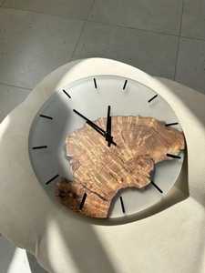 Horloge murale de luxe en résine époxy Nébuleuse rose et violette, en bois de burl à bord naturel, ronde, silencieuse, à suspendre, pour décoration murale de chambre - Product Image 2