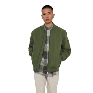 Chaqueta de poliéster 100% a prueba de viento de invierno para hombre con logotipo, chaquetas de bombardero con cuello levantado, abrigos cálidos forrados con edredón, estilo de calle alta - Product Image 2