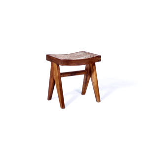Tabouret en bois massif de style Pierre Jeanneret, design Mid-Century Modern, avec assise en rotin et pieds en V, pour la vente en gros - Product Image 1