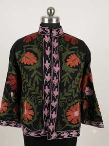 เสื้อแจ็คเก็ตผู้ชายสีดำลายซูซานี ปักลายดอกไม้แบบดั้งเดิม ผ้ากำมะหยี่ เป็นมิตรกับสิ่งแวดล้อม สำหรับลายดอกไม้สีส้ม สีเขียวมะกอก ลายพฤกษศาสตร์ - Product Image 3