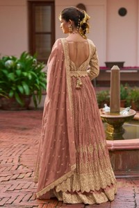 Traje Chinon Semisellado con Bordado y Cordón, Estilo Moderno para Bodas y Fiestas - Product Image 6