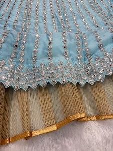 Présentation de la plus belle collection de Lehenga Choli de créateurs, en soie Rangoli de qualité supérieure, ornée de broderies, pour les occasions spéciales. - Product Image 6