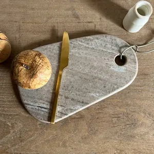 Elegante tabla de cortar de mármol con texturas únicas para preparar alimentos y como superficie de corte en cocinas y hogares modernos. - Product Image 1