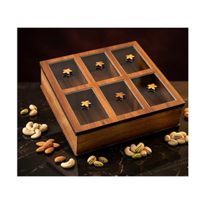 Caja de madera de diseño tradicional para servir frutos secos con compartimentos divididos para fiestas, con un diseño minimalista. - Product Image 4