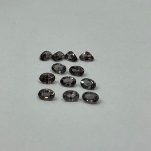 สปิเนลสีเทาธรรมชาติรุ่นลิมิเต็ดอิดิชั่น รูปทรงวงรี ขนาด 6x4 มม. ปรับขนาดแล้ว ไม่ผ่านการบำบัด จากแทนซาเนีย ขายส่ง คุณภาพดี - Product Image 1