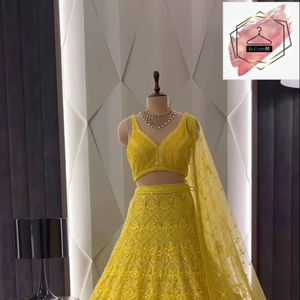 Ensemble Lehenga et Choli en Faux Georgette avec Broderie de Sequins, Filet Papillon et Bordure en Dentelle à Sequins, et Dupatta - Product Image 1