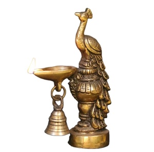 Support de Diya en laiton élégant en forme de paon pour la décoration intérieure, lampe à huile en laiton aspect antique, au meilleur prix auprès du fournisseur - Product Image 1