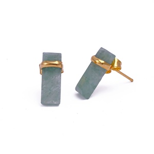 Boucles d'oreilles clous rectangulaires en laiton plaqué or avec chalcédoine aqua, faites à la main, minimalistes, géométriques, pierres précieuses - Product Image 5
