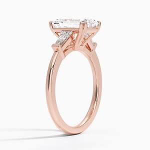 Bague de fiançailles classique en diamant taille émeraude, sertie de griffes en platine, pour femme - Product Image 4