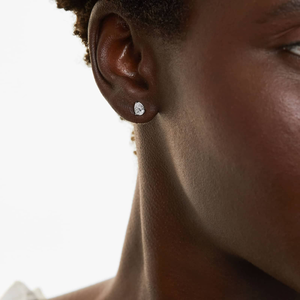 Boucles d'oreilles clous en argent 925 et moissanite, design intemporel, éclat premium, élégance quotidienne, bijoux raffinés pour mariages et soirées - Product Image 4