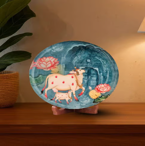 Placa decorativa de pared redonda artística de metal azul con diseño de vacas sagradas y loto, disponible a precios de mayorista. - Product Image 1