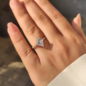 Anillo de Diamante con Corte Lozenge Exclusivo en Engaste Seguro de Puntas de Brújula, Oro de 10KT, 14KT, 18KT, Joyería Nupcial de Diamantes Cultivados en Laboratorio, Proveedor Mayorista - Product Image 4