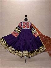 Lehenga Choli en soie rose et bleue avec broderies lourdes à motifs géométriques, robe de mariée ethnique longue pour femmes - Product Image 4