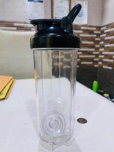 พลาสติกใสสำหรับฝาปิดแบบมีบานพับสีดำ ปลอดสาร BPA เคลือบป้องกันการกัดกร่อน กันน้ำ ใช้กับเครื่องล้างจานได้ เหมาะสำหรับใช้ในยิมและการเดินทาง ขนาด 700 มล. - Product Image 2