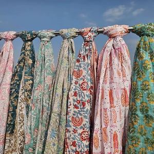 Pareo de algodón indio con estampado a mano, bufanda boho, pareo floral, cubierta de playa ligera, regalo para mujer, ropa regional. - Product Image 1