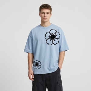 T-shirt graphique oversize bleu clair tendance pour homme avec deux illustrations de fleurs noires, coupe décontractée - Product Image 1