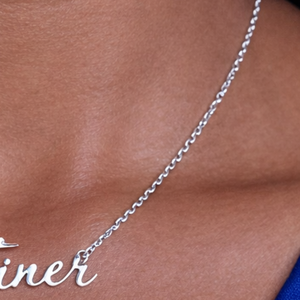 Collar con Nombre en Caligrafía Finera, Colgante Minimalista con Cadena, Joyería Griega Dorada/Plateada, Regalo Elegante y Personalizado para Mujer - Product Image 5