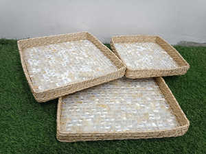 Ensemble de plateaux ronds en rotin abordables de luxe ornés d'une incrustation de nacre pour les intérieurs modernes de maisons, de cafés et d'hôtels - Product Image 4