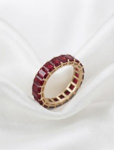 Bague éternelle classique en or jaune 14 carats avec rubis octogonaux cultivés en laboratoire, pour les occasions de mariage et de fête, pour femmes. - Product Image 1