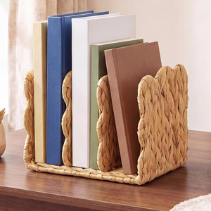 Porte-revues et organiseur de bureau en jacinthe d'eau naturelle tressée à la main, à bords festonnés, par des artisans vietnamiens - Product Image 3