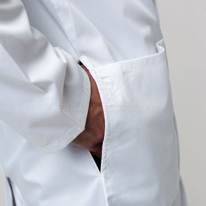 Bata de laboratorio profesional con tela cómoda y diseño limpio para la práctica médica diaria. - Product Image 5