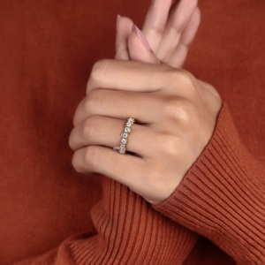 Bague demi-éternité en diamant de laboratoire taille ronde, en or 14 carats avec tige torsadée, pour mariage, empilable, pour anniversaire, bijoux en gros - Product Image 3