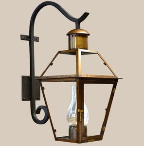 Lanterne murale en laiton de style ancien, avec finition cuivrée antique, pour usage domestique et extérieur. - Product Image 1