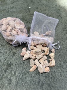 Galets et pavés naturels roses de qualité supérieure, idéaux pour les allées de jardin, l'aménagement paysager et les designs de revêtements décoratifs du sol - Product Image 4