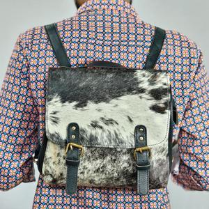Mochila de cuero vacuno con detalles de estampado de leopardo y flecos, cierre de cremallera de forma cuadrada, capacidad media, para todas las estaciones - Product Image 1