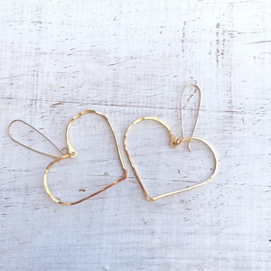 Pendientes de latón hechos a mano, nuevo diseño en forma de corazón, joyería para mujer, artesanía en metal. - Product Image 1